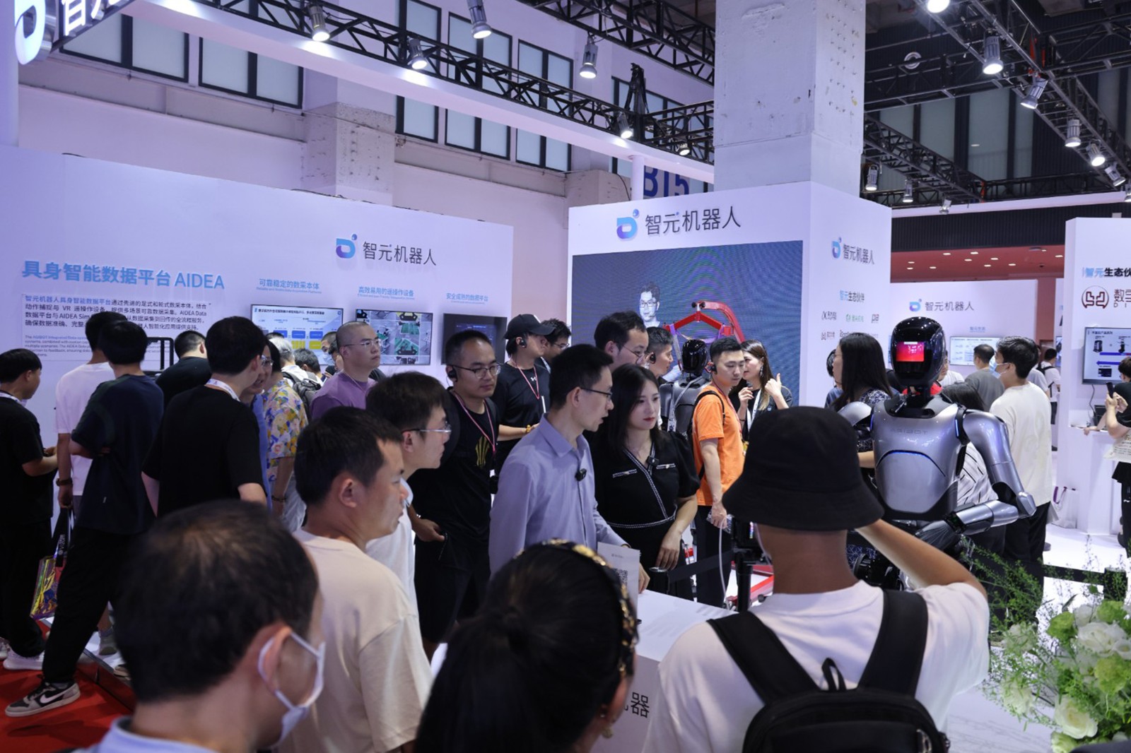 im電競機(jī)器人亮相世界機(jī)器人大會(huì)WRC